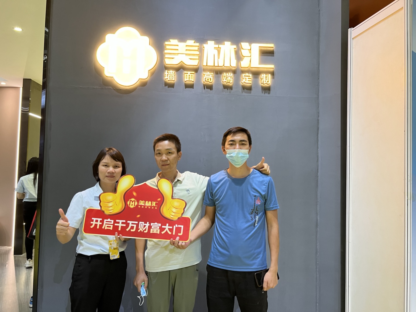 中山火炬区李总，专卖区签约.jpg
